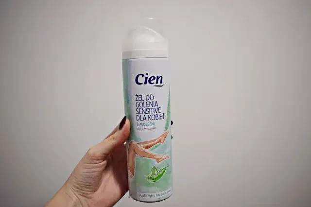 Pianka czy żel do golenia nóg – który wybór nie podrażni skóry?