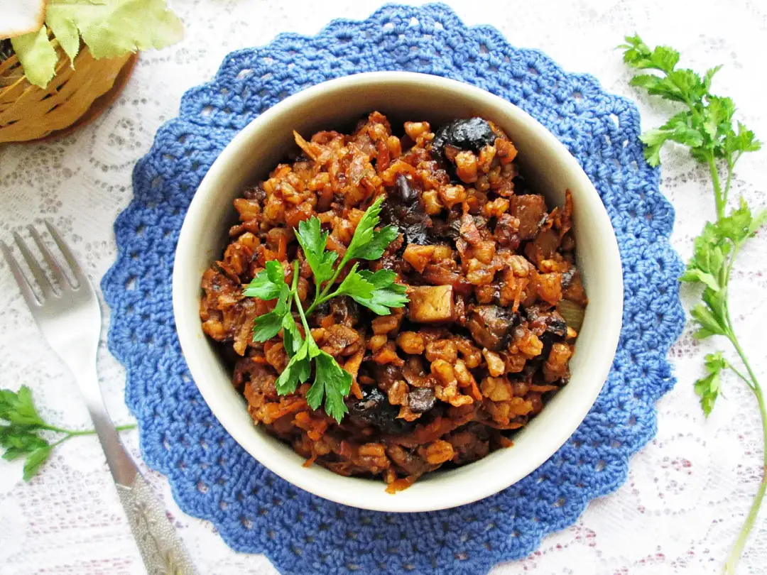 Pęczak z warzywami i suszonymi śliwkami – świetny pomysł, co zrobić z ugotowanej kaszy pęczak. Podany z natką pietruszki.