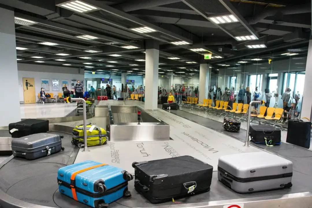 Ile zarabia bagażowy na lotnisku? Zaskakujące fakty o wynagrodzeniach