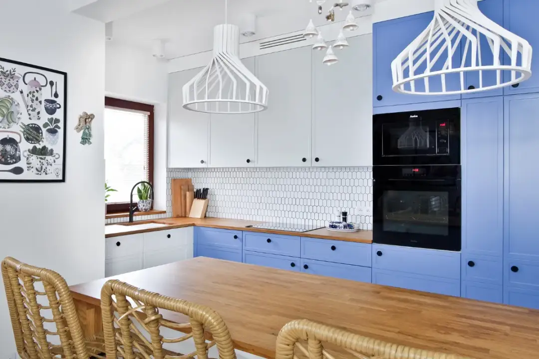 Jak dobrać kolor płytek do mebli kuchennych, by uniknąć błędów?