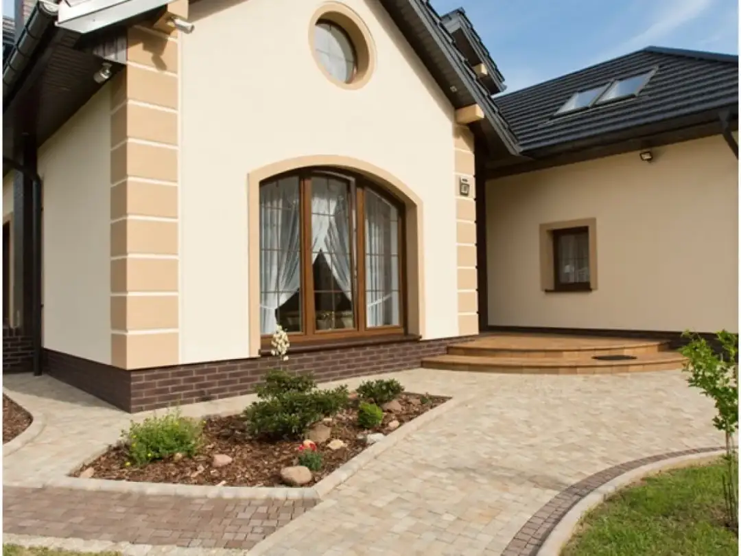 Jak wybrać idealną kostkę brukową do brązowego dachu? Praktyczne porady i inspiracje