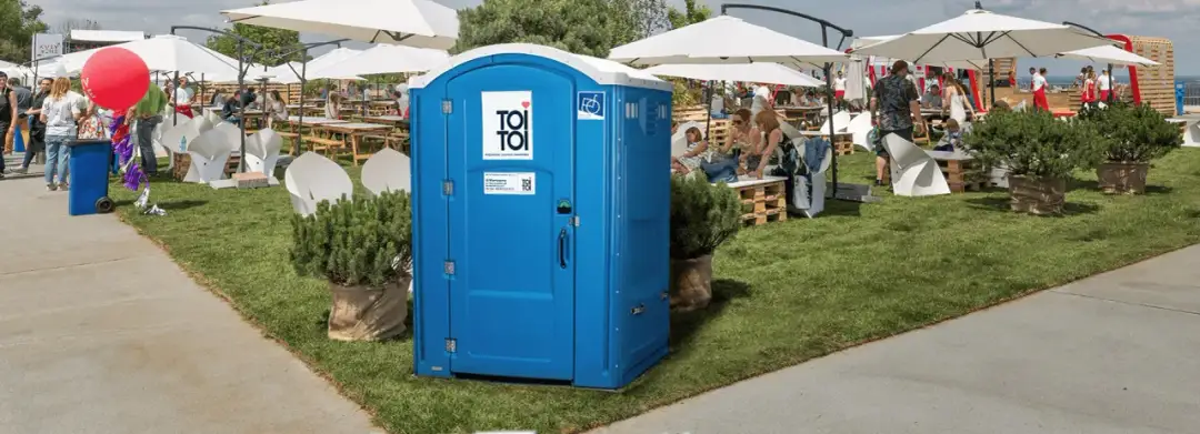 Ile kosztuje wynajem toi toia? Sprawdź ceny i ukryte opłaty