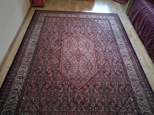 Jak prać wełniany dywan bez ryzyka uszkodzeń - bezpieczne metody i porady