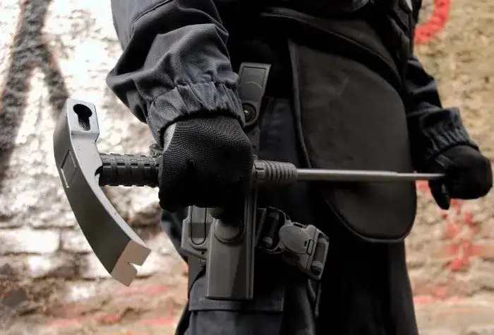 Pałka teleskopowa: Legalna? Kiedy tak, a kiedy NIE w Polsce