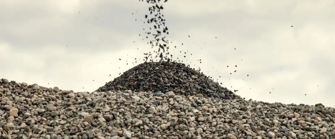 1 tona żwiru: Ile m2 pokryjesz? Zaskakujące obliczenia!