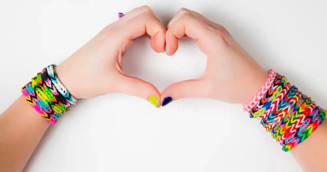 Jak zrobić bransoletkę z gumki - proste sposoby na piękne ozdoby