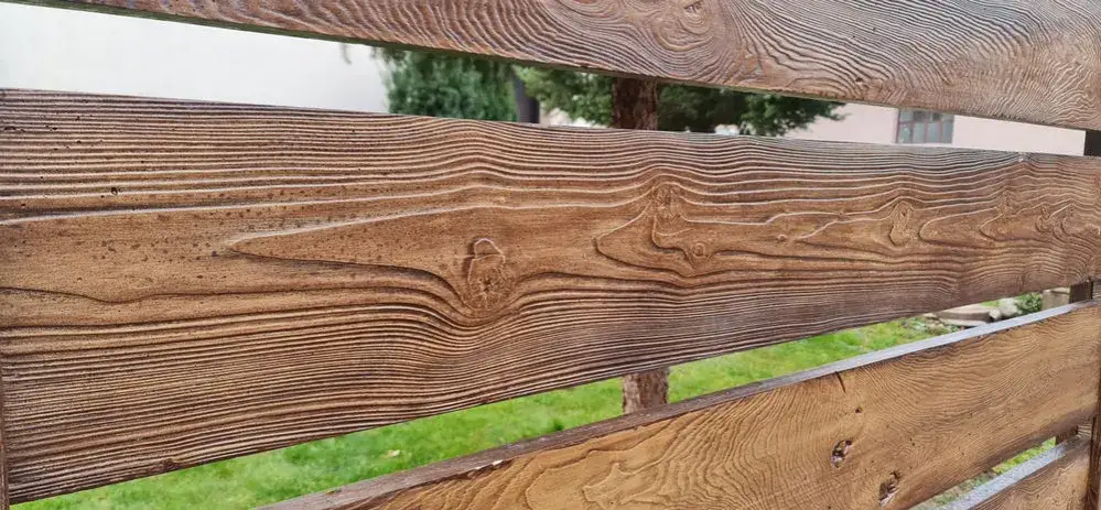 Płot betonowo-drewniany: trwałość i estetyka w Twoim ogrodzie