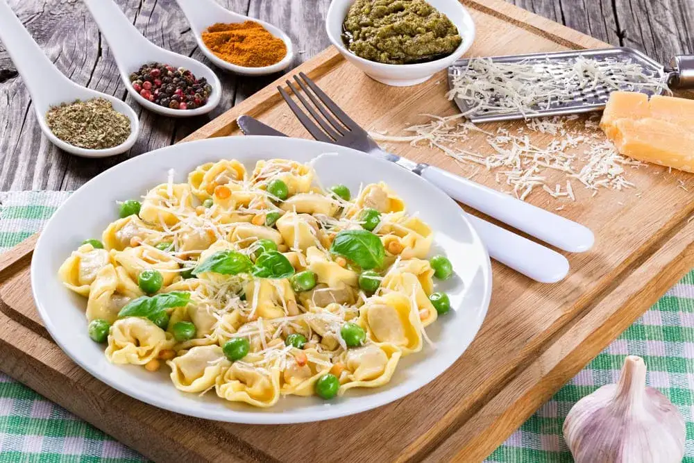 Tortellini co to? Odkryj ich smak, historię i pyszne nadzienia