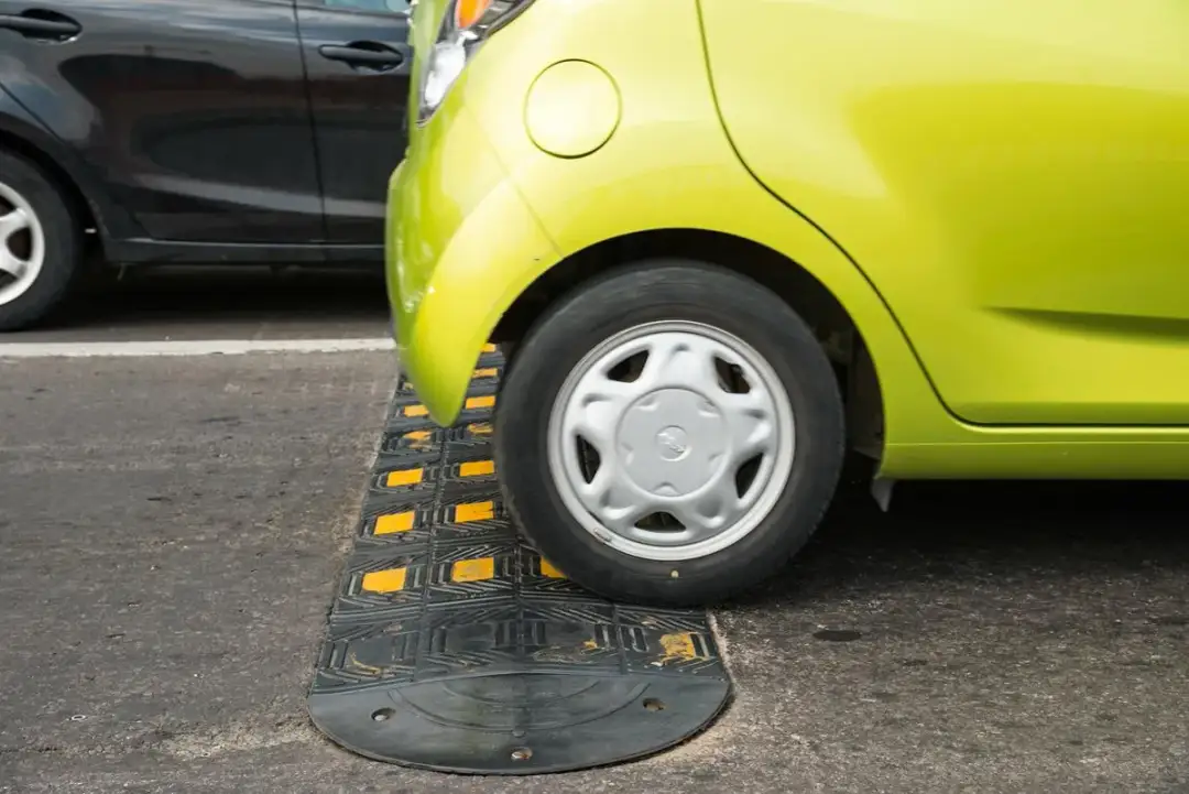 Typy i efekty spowalniaczy na drodze – Przewodnik po różnych rozwiązaniach