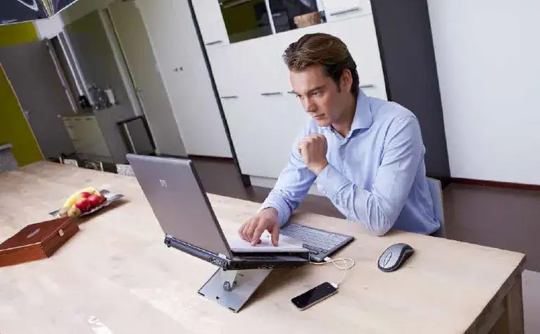 Jak jasność monitora wpływa na komfort pracy i zdrowie oczu