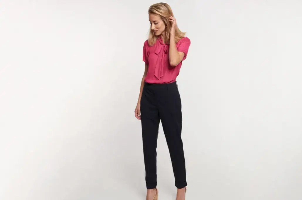 Spodnie 7/8: Jakie buty wybrać, by optycznie wydłużyć nogi?