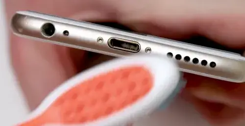 Jak wyczyścić wejście na ładowarkę iPhone – bezpieczne metody i porady