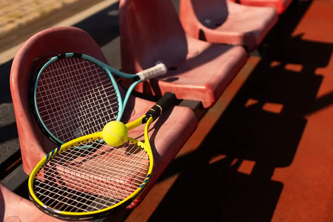Jaką rakietę do tenisa wybrać, aby uniknąć błędów przy zakupie?