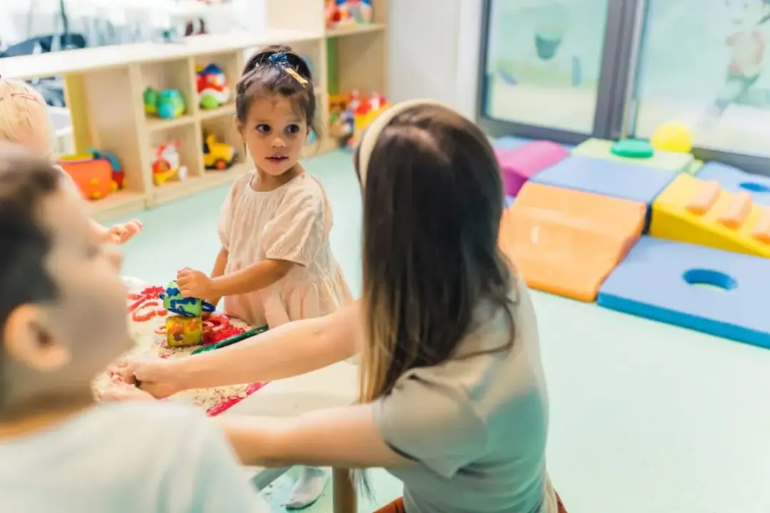 Na ile godzin 3 latek do przedszkola? Odkryj najlepsze rozwiązania