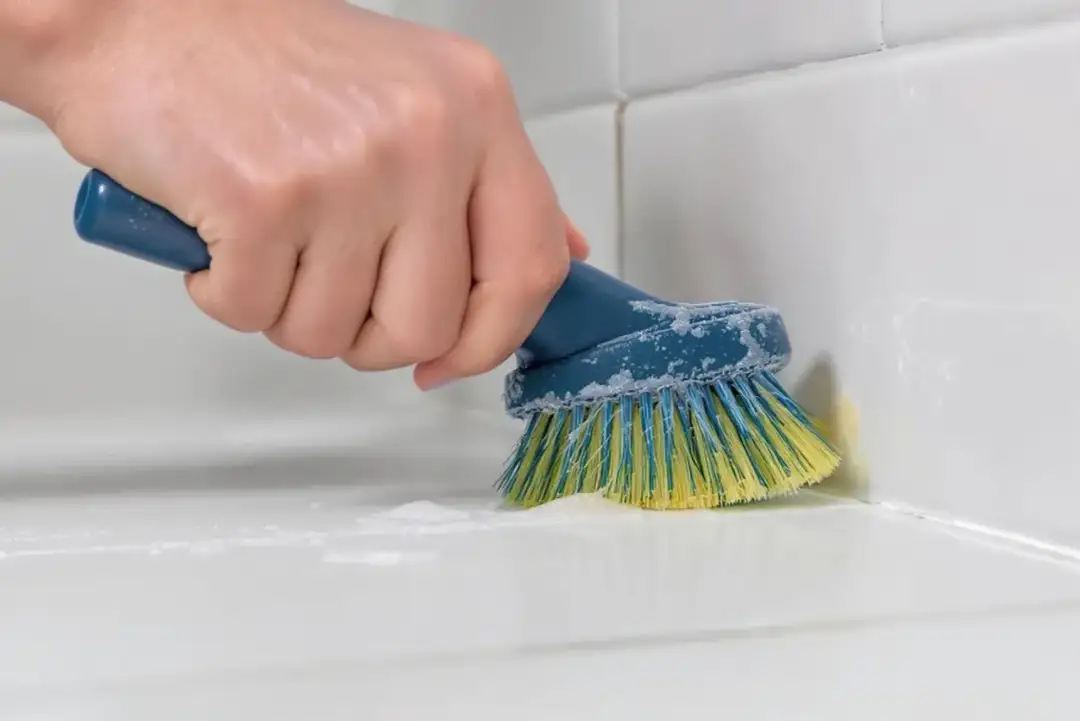 Usuwanie fugi z płytek: Skuteczne metody bez uszkodzeń