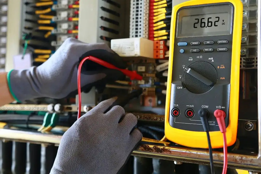 Zarobki elektryka samochodowego: Ile naprawdę zarobisz w Polsce?