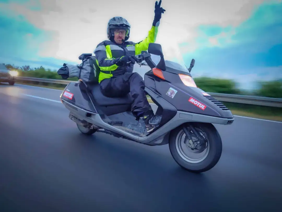 Czy skuterem można jeździć po autostradzie? Sprawdź przepisy i kary