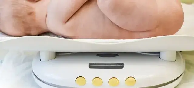 Prawidłowy przyrost wagi niemowlęcia karmionego piersią - normy