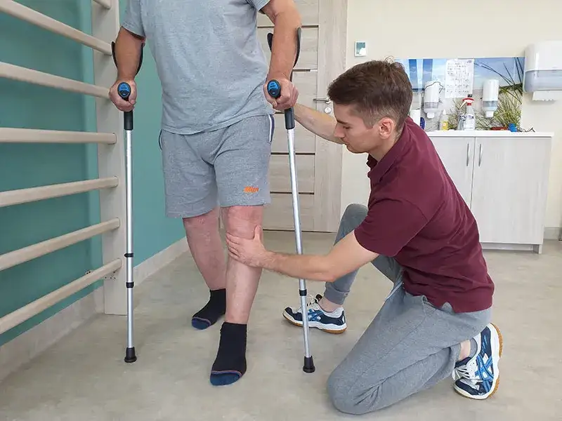 Jaka rehabilitacja po endoprotezie kolana? Kluczowe etapy i ćwiczenia