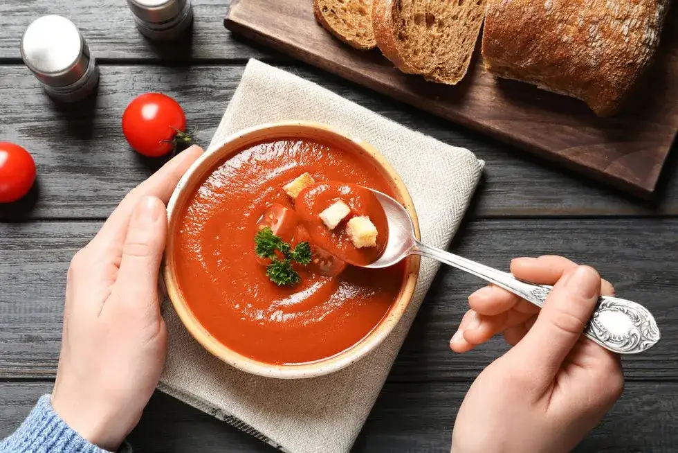 Czy zupa pomidorowa jest lekkostrawna? Odkryj jej zdrowotne korzyści