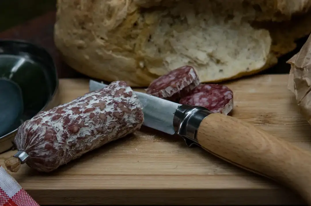Salami w ciąży? Bezpieczne jedzenie: listerioza, toksoplazmoza i porady