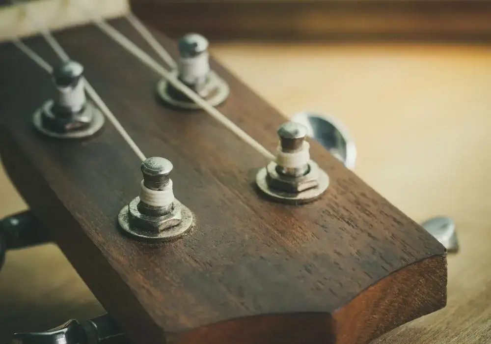 Naucz się jak nastroić ukulele w 4 prostych krokach - poradnik dla każdego