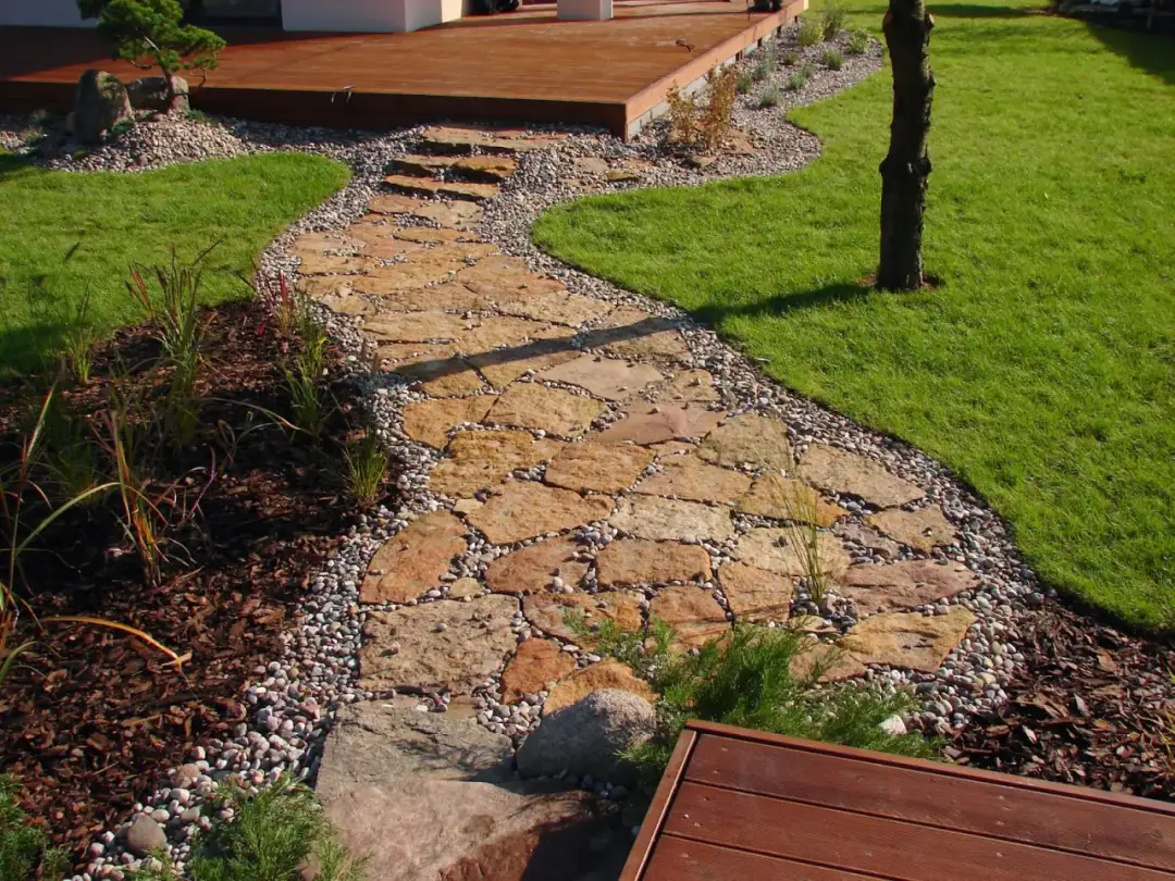 Jak zrobić ścieżkę w ogrodzie z kamienia - proste sposoby na piękno