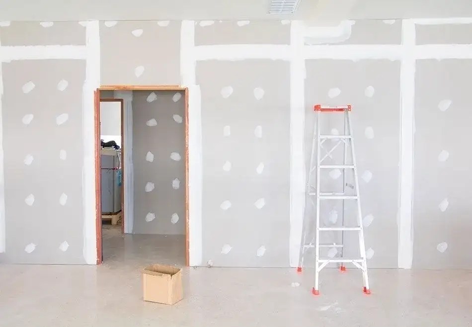 Czy płytę kartonowo-gipsową można malować? Poznaj sekrety idealnego malowania!