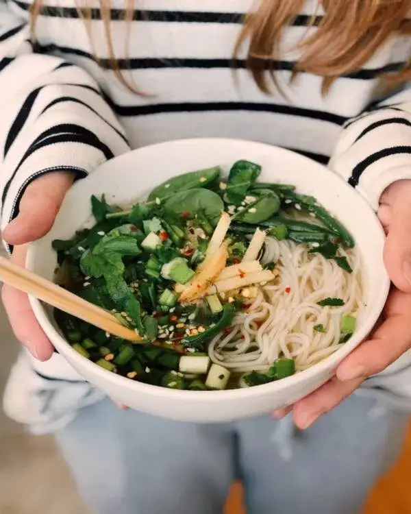 Jak jeść ramen pałeczkami bez trudności – praktyczne wskazówki i etykieta