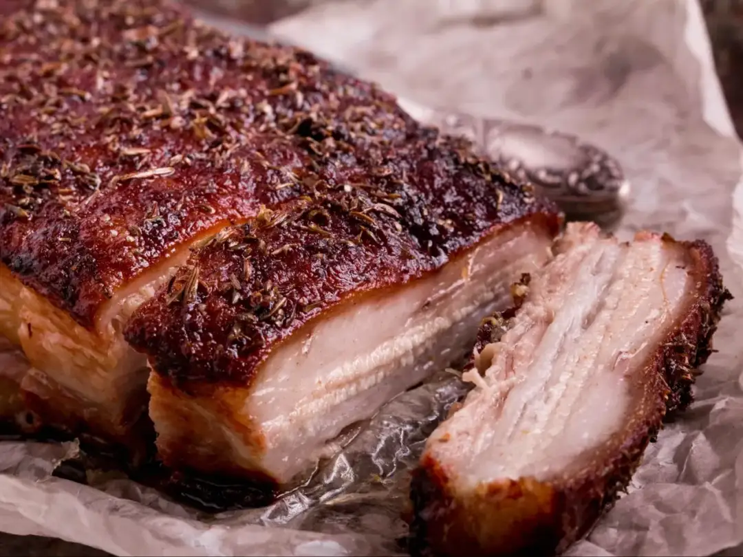 Jak dobrze upiec boczek w piekarniku, aby był soczysty i chrupiący