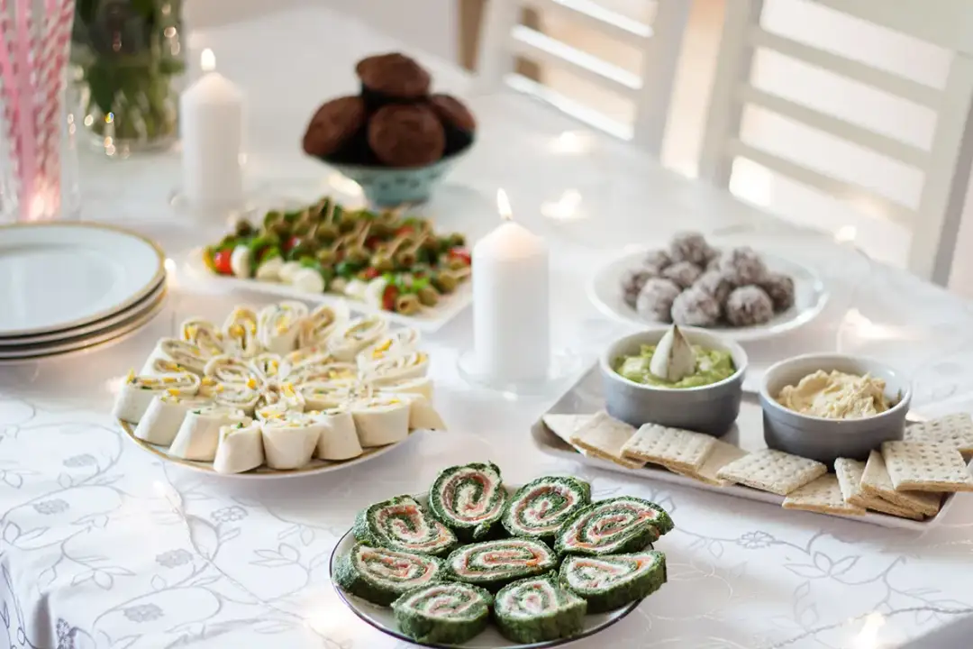 Jakie przekąski na urodziny w domu, które zachwycą każdego gościa?