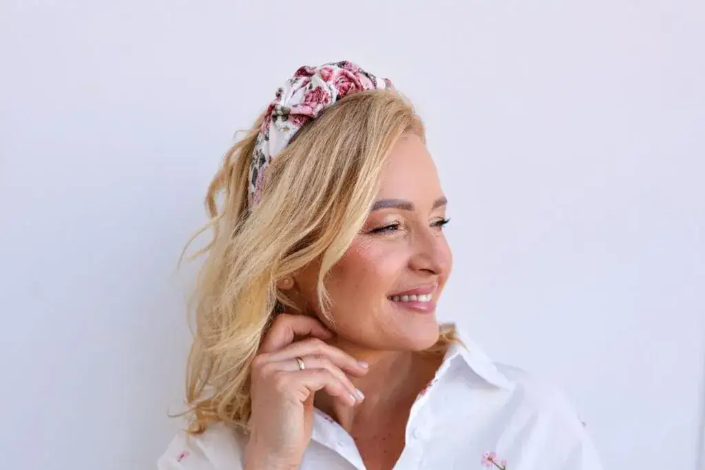 Czy opaski są modne? Odkryj najnowsze trendy i stylizacje