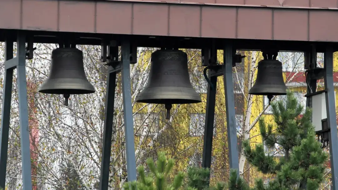 Dlaczego biją dzwony w kościele o 23? Odkryj ich tajemnice i znaczenie