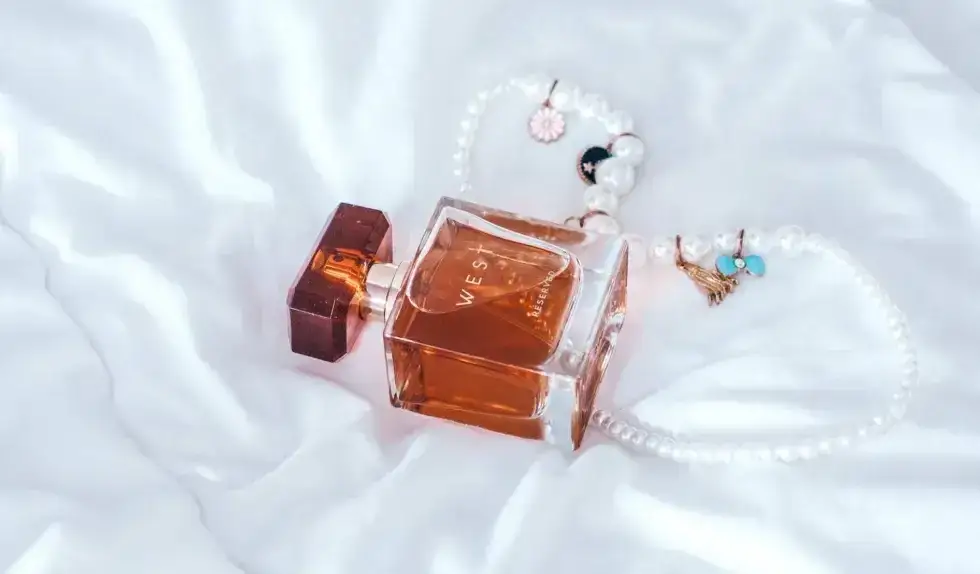 Dlaczego perfumy na mnie nie pachną? Odkryj przyczyny i rozwiązania