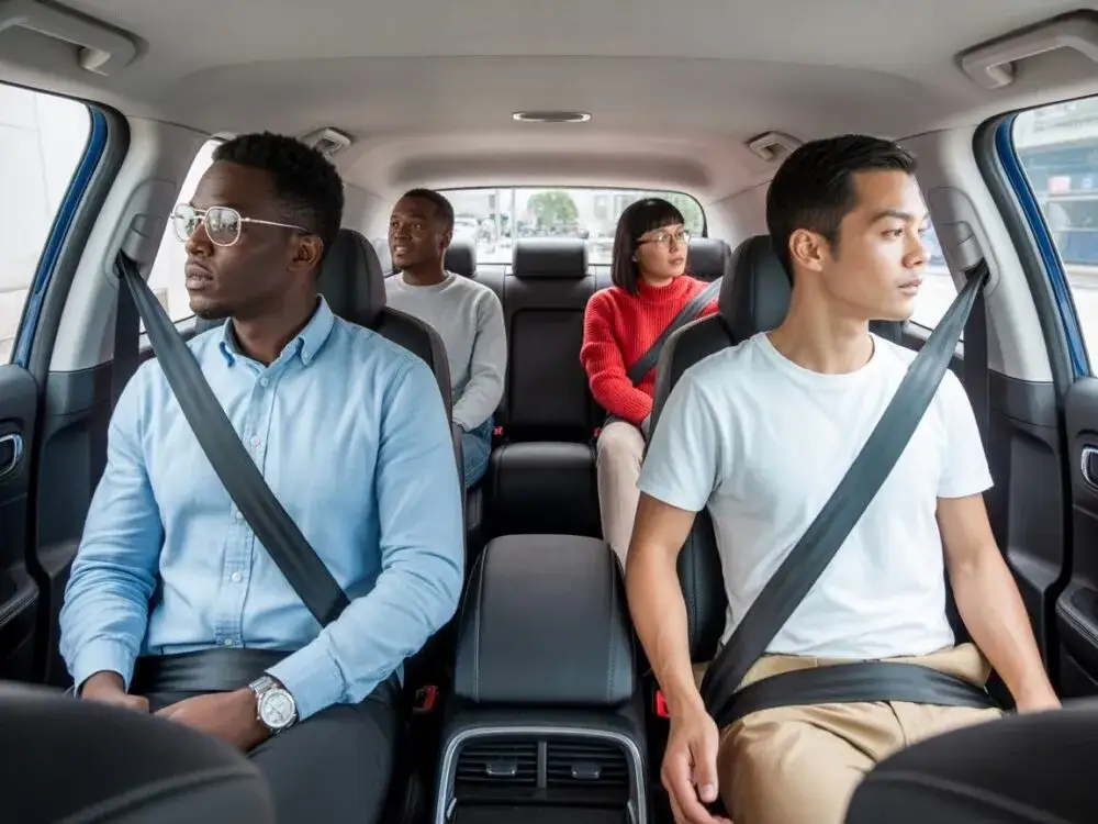 Zapinanie pasów w Polsce: Obowiązek, kary i kto jest zwolniony?