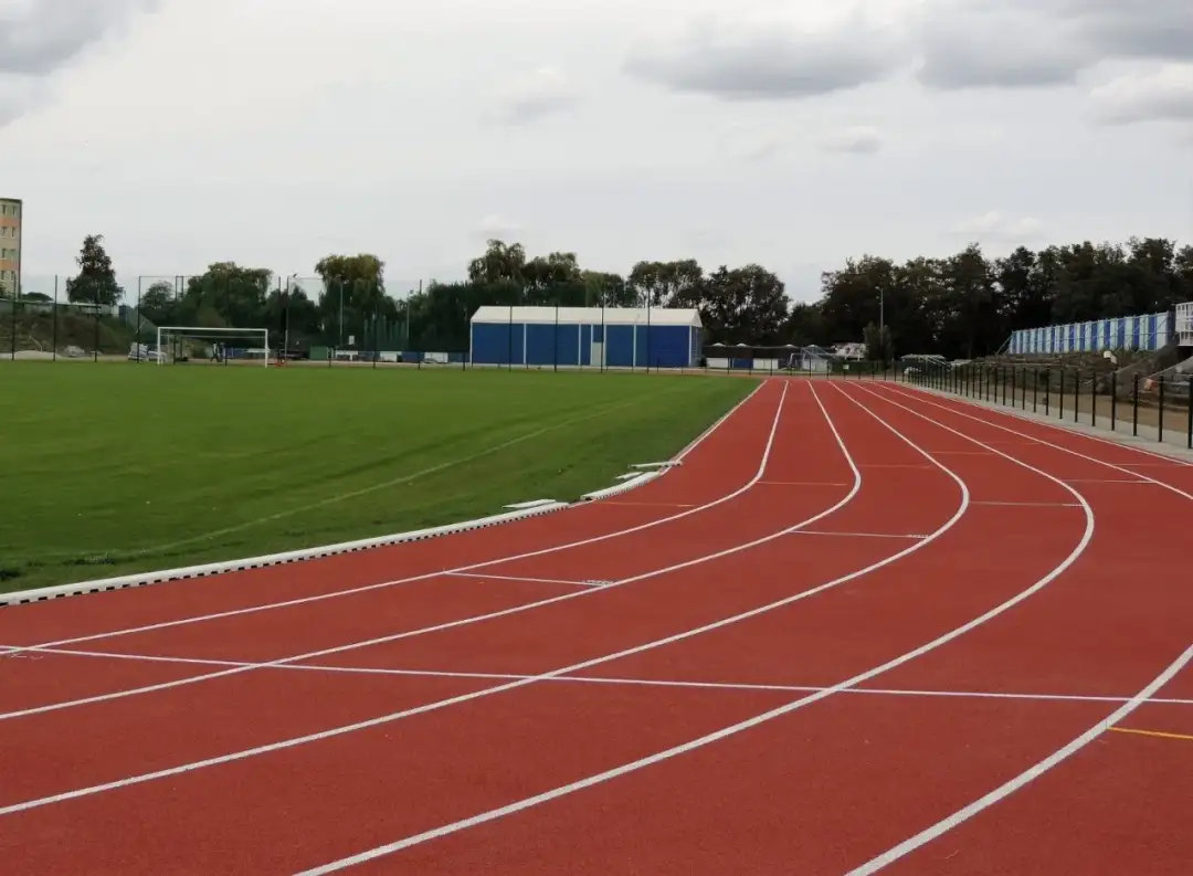 Ile metrów ma bieżnia na orliku? Oto zaskakujące szczegóły!