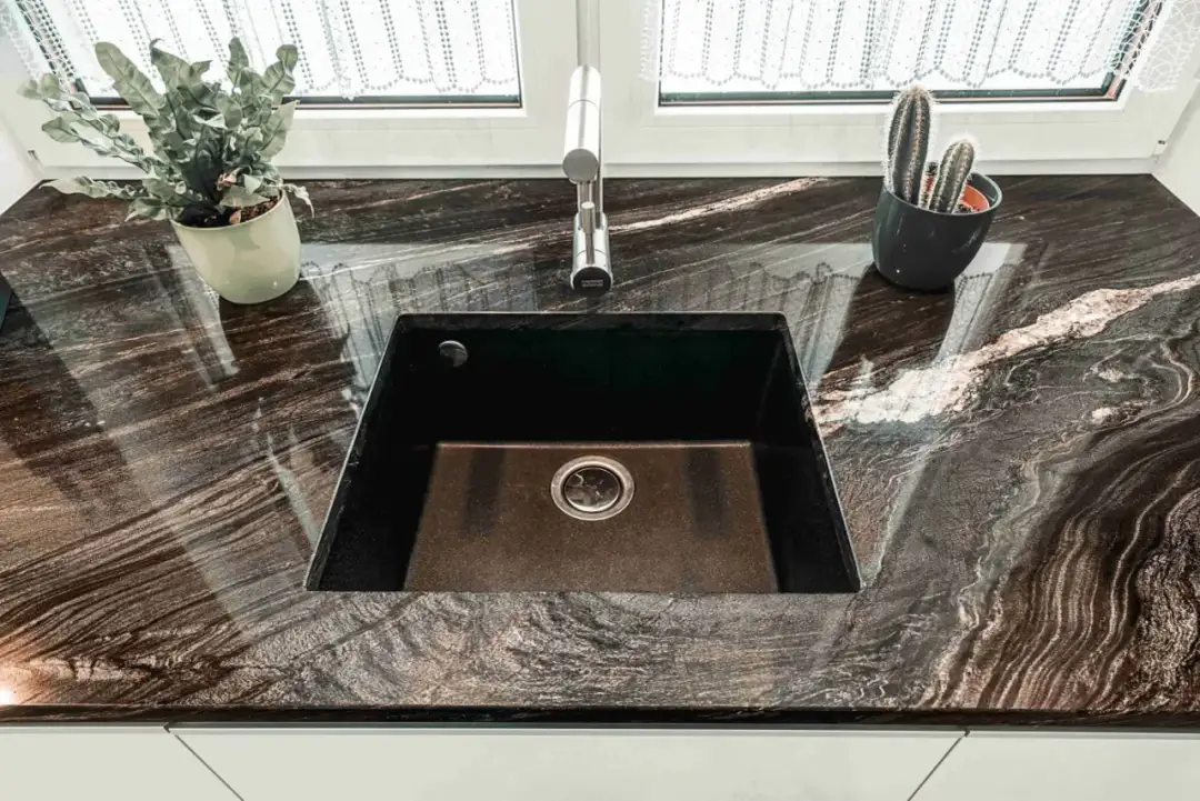 Jaki blat do ciemnych mebli kuchennych, aby uniknąć błędów w aranżacji?