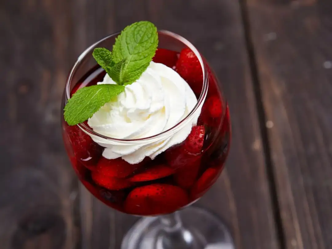 Pyszna galaretka z truskawkami i bitą śmietaną, idealna na deser. Prosty sposób, jak zrobić galaretę z żelatyną.