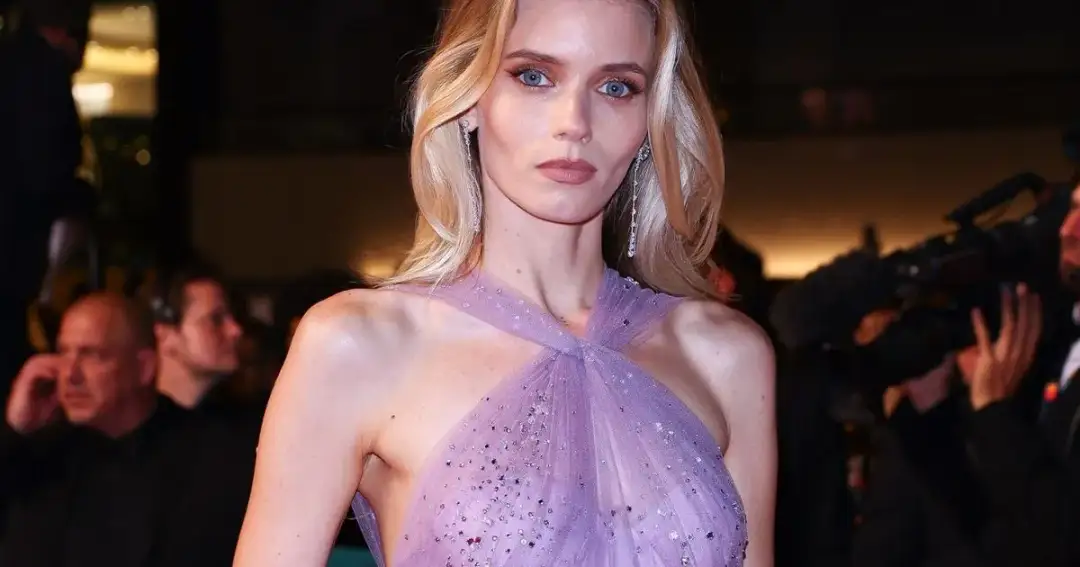 Idealny makijaż do fioletowej sukienki na każdą okazję – sprawdź!