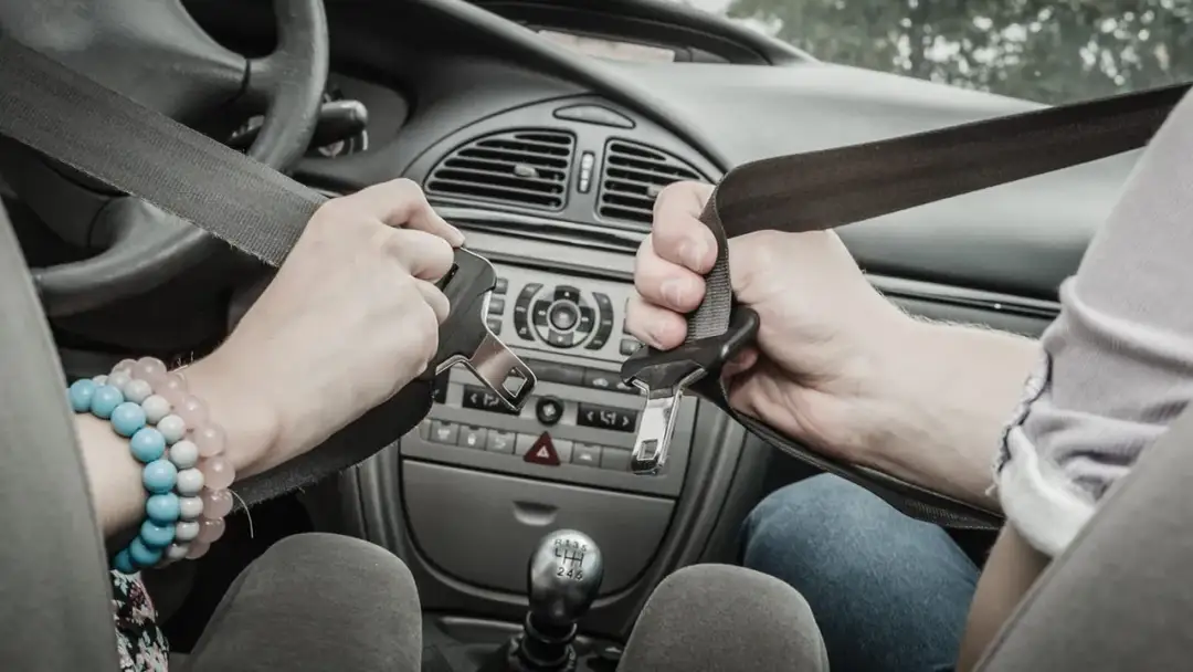 Jak zbudowany jest pas bezpieczeństwa i jak chroni Twoje życie