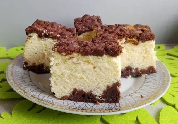 Przepis na sernik z tartym ciemnym ciastem, który zachwyci każdego Przepis na sernik z tartym ciemnym ciastem, który zachwyci każdego