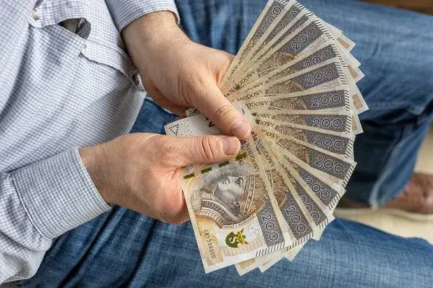 Ile gotówki przez granicę? Limity, zgłoszenia, kary poradnik