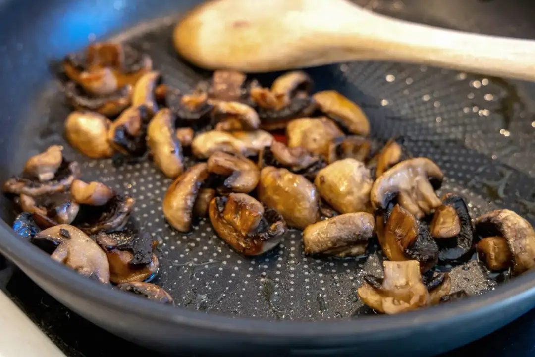 Jakie przyprawy pasują do pieczarek, by wydobyć ich najlepszy smak?