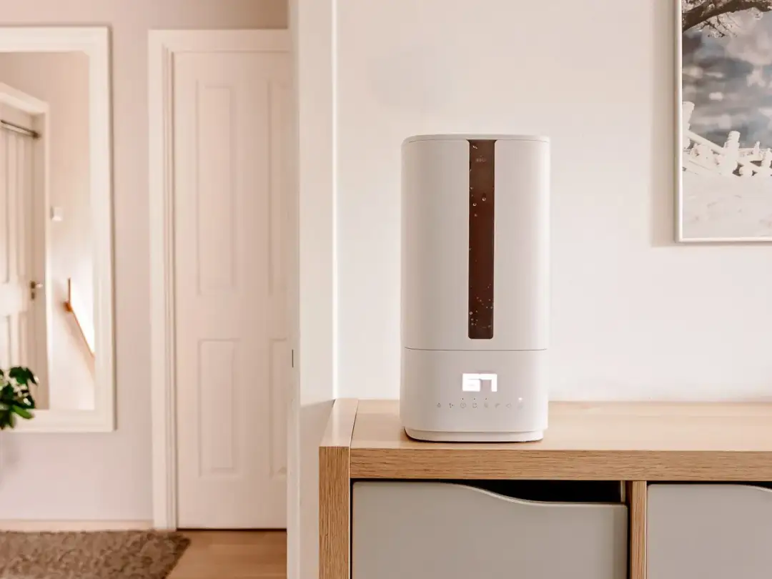 Nowoczesny nawilżacz powietrza na komodzie. Idealne miejsce, gdzie najlepiej postawić nawilżacz powietrza, by zapewnić optymalną wilgotność w domu.