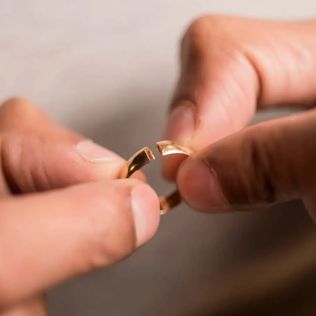 Kiedy zdjąć obrączkę, aby uniknąć uszkodzeń i zagrożeń zdrowotnych