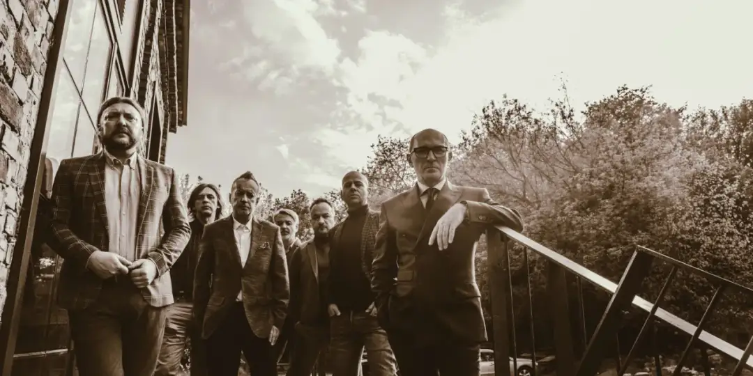 De Mono: Kim jest charyzmatyczny wokalista zespołu? Profil artysty