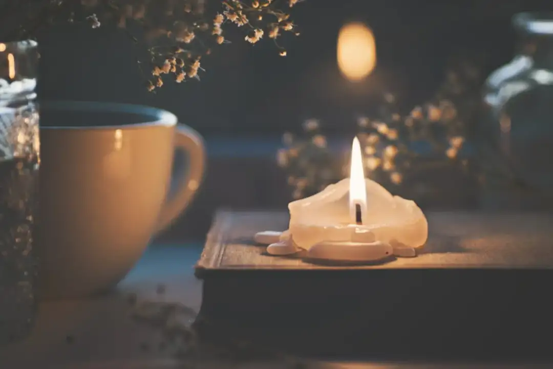 Wróżby z wosku: odkryj znaczenie figur i ich tajemnice