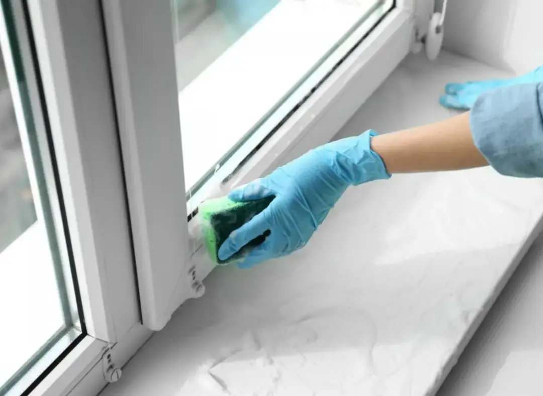 Klej z taśmy na ramach? Usuń go bezpiecznie i bez śladu!