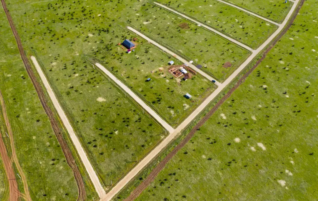 Działka uzbrojona co to znaczy? Kluczowe informacje dla kupujących