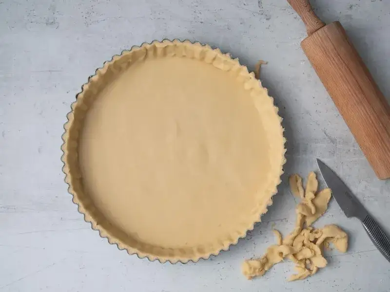 Kruche ciasto na tartę: przepis na idealną podstawę deseru